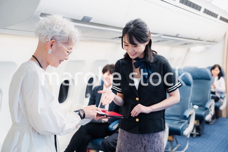 乗客に座席の案内をするキャビンアテンダント