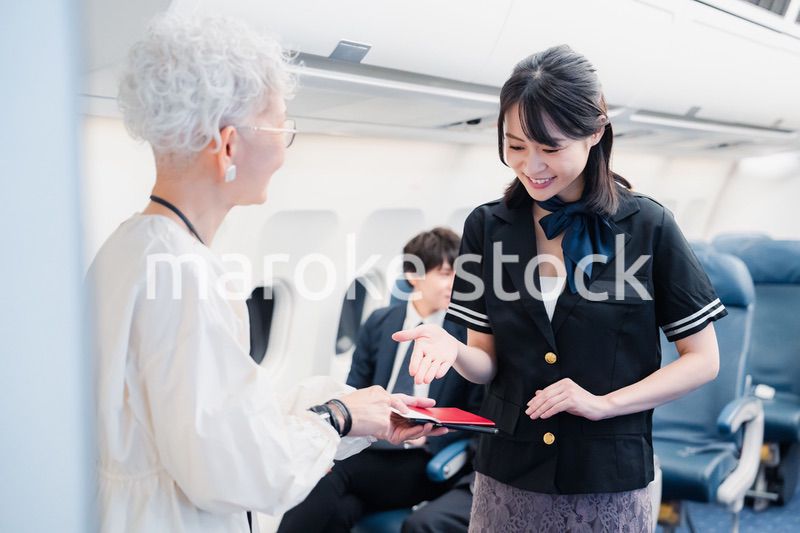 乗客に座席の案内をするキャビンアテンダント