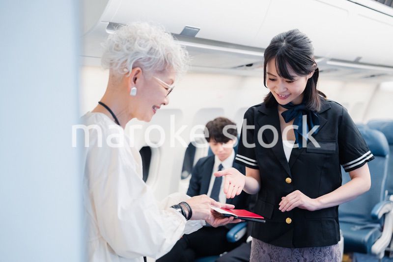 乗客に座席の案内をするキャビンアテンダント