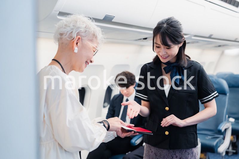 乗客に座席の案内をするキャビンアテンダント