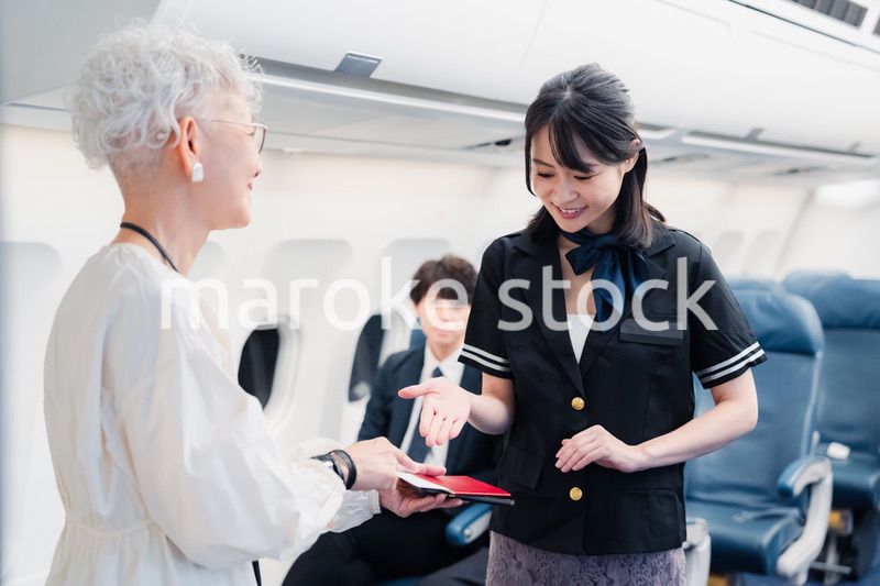 乗客に座席の案内をするキャビンアテンダント