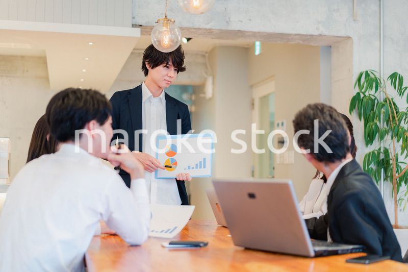 プレゼンテーションをする若手のビジネスマン