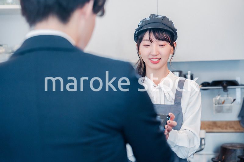 カフェでクレジットカード決済をする男性客