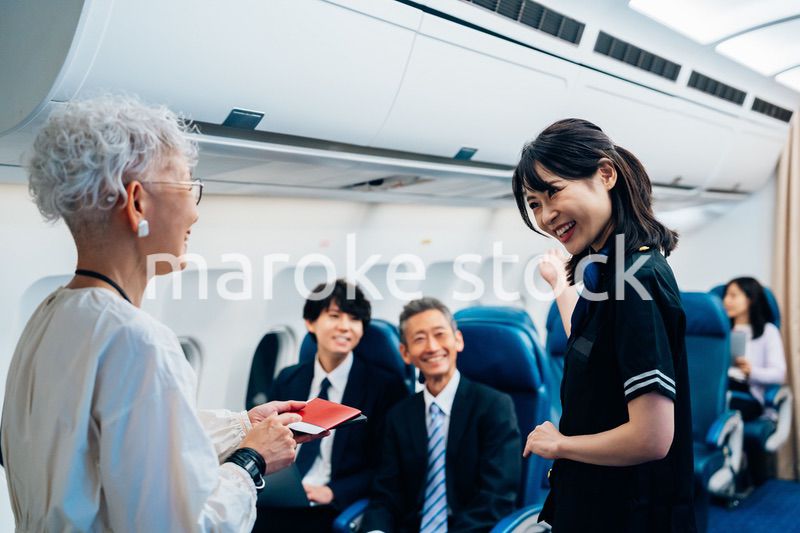 機内で働くキャビンアテンダント