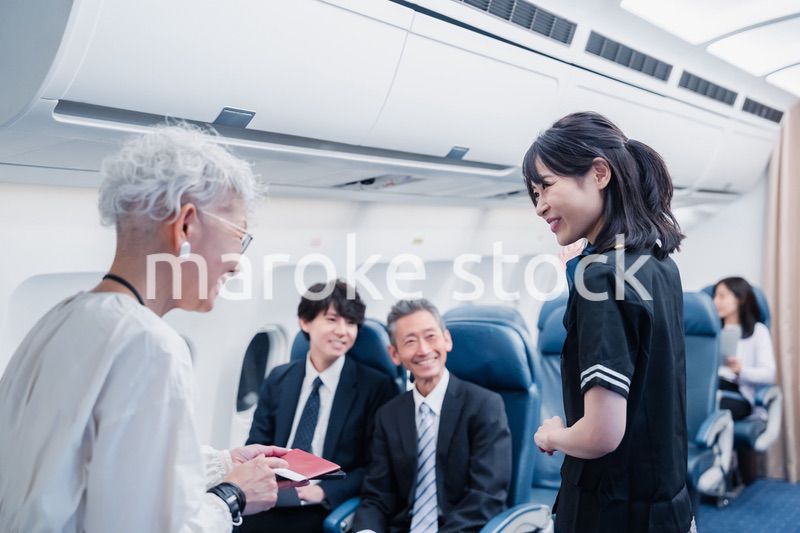 飛行機で移動する乗客