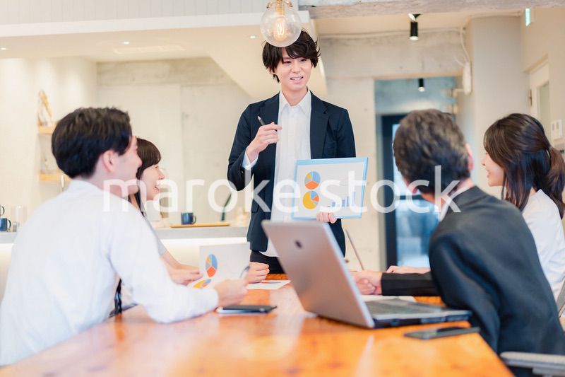 プレゼンテーションをする若手のビジネスマン