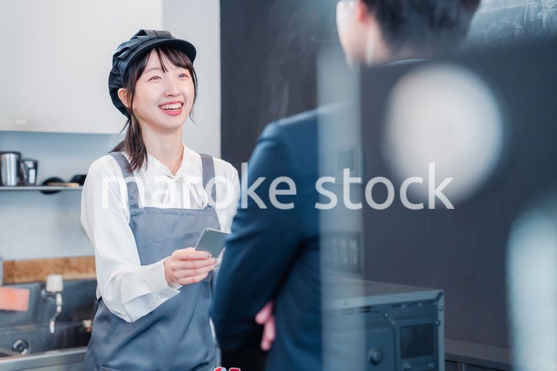 カフェでクレジットカード決済をする男性客