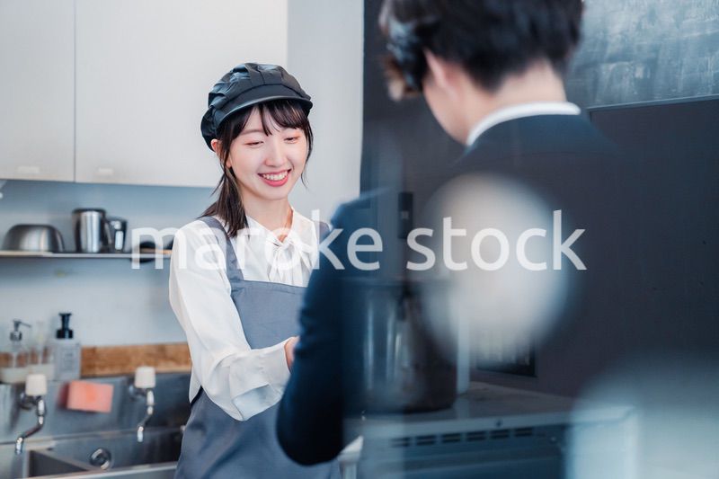 カフェでクレジットカード決済をする男性客