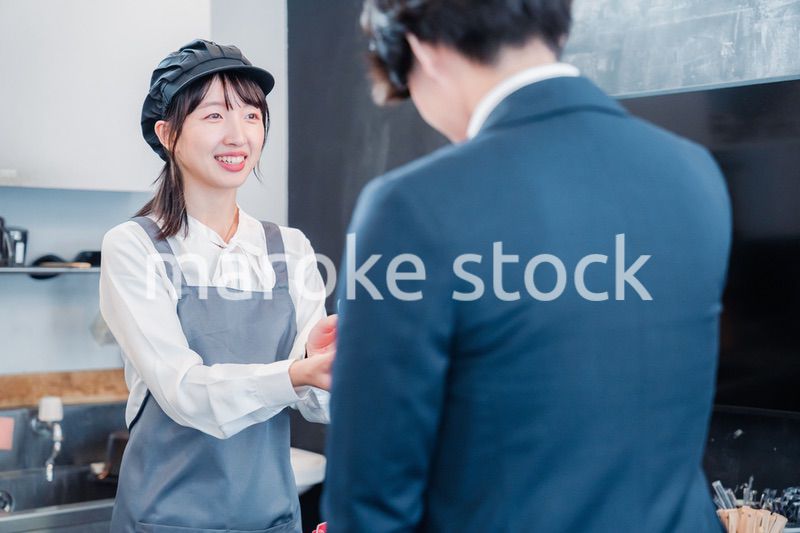 カフェでクレジットカード決済をする男性客