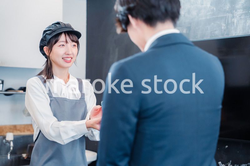 カフェでクレジットカード決済をする男性客