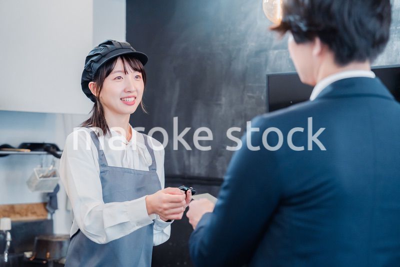 カフェでクレジットカード決済をする男性客