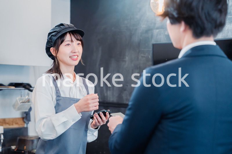 カフェでクレジットカード決済をする男性客