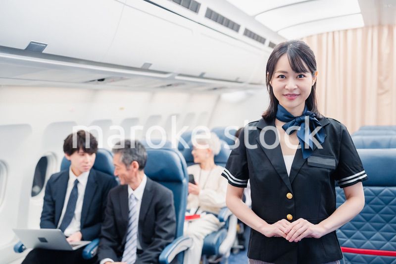 飛行機の機内で過ごす乗客