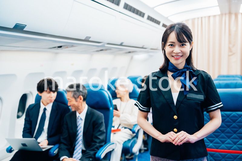 機内で働くキャビンアテンダント