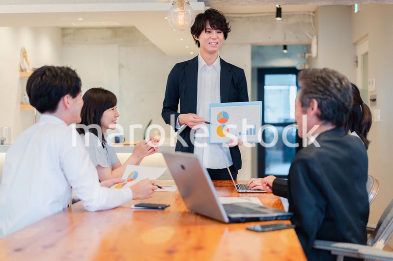 プレゼンテーションをする若手のビジネスマン