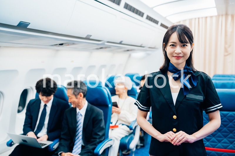 機内で働くキャビンアテンダント