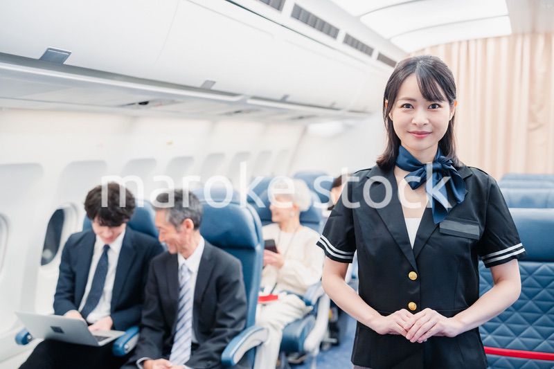 飛行機の機内で過ごす乗客