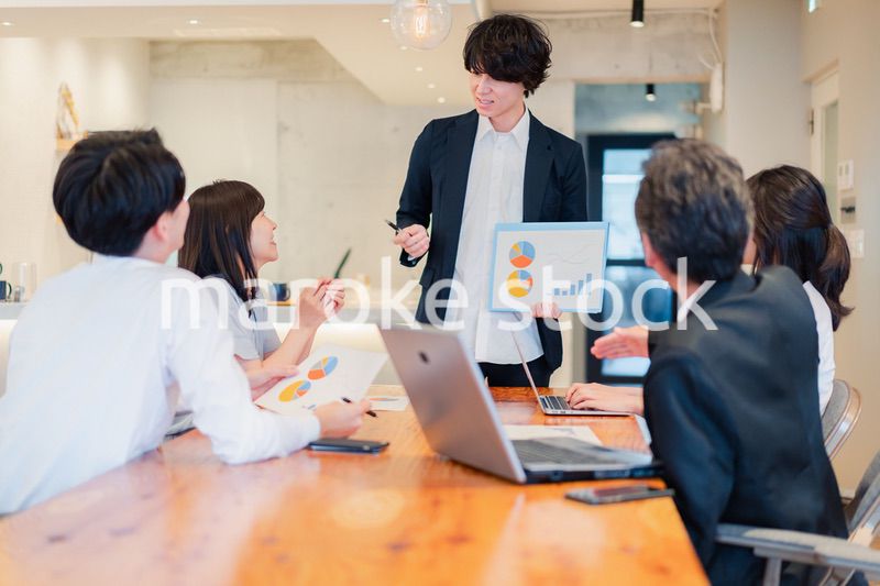 プレゼンテーションをする若手のビジネスマン