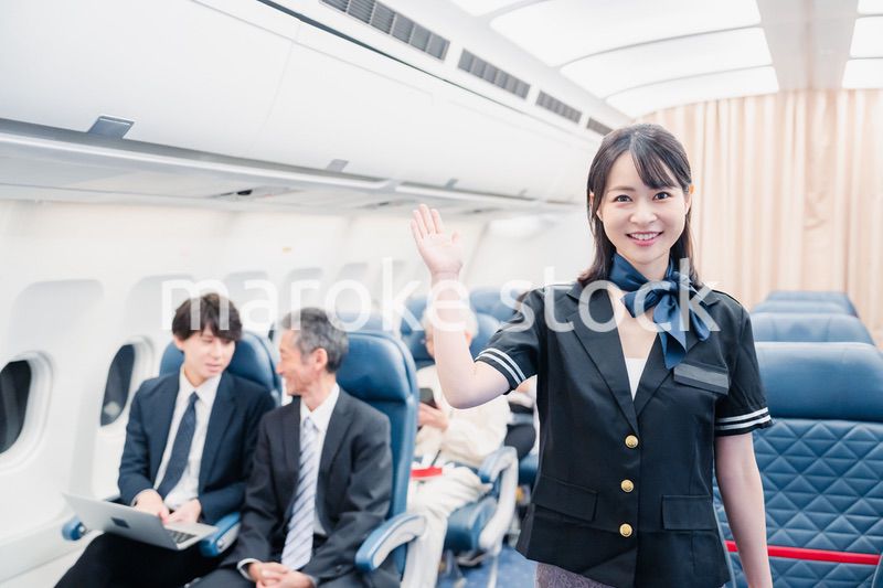 飛行機の機内で過ごす乗客