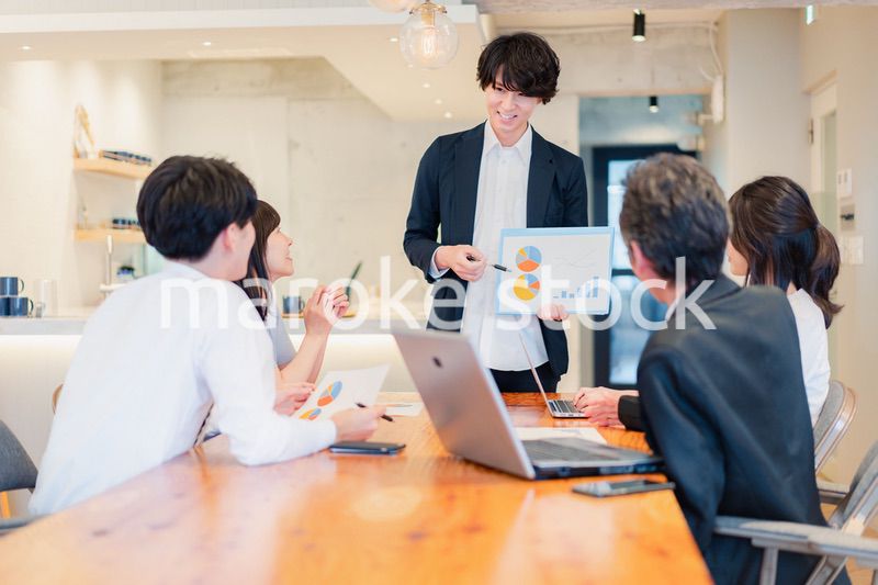 プレゼンテーションをする若手のビジネスマン