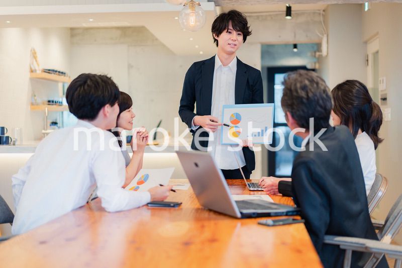 プレゼンテーションをする若手のビジネスマン