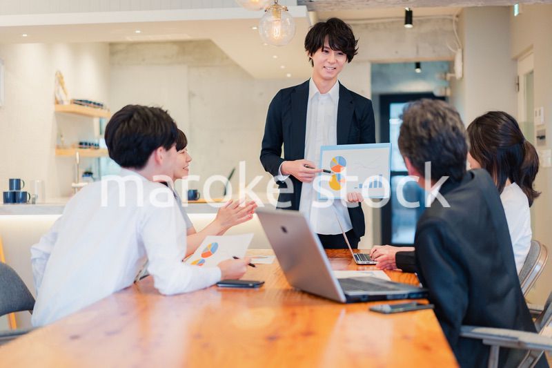 プレゼンテーションをする若手のビジネスマン