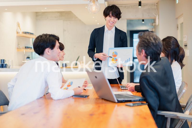 プレゼンテーションをする若手のビジネスマン