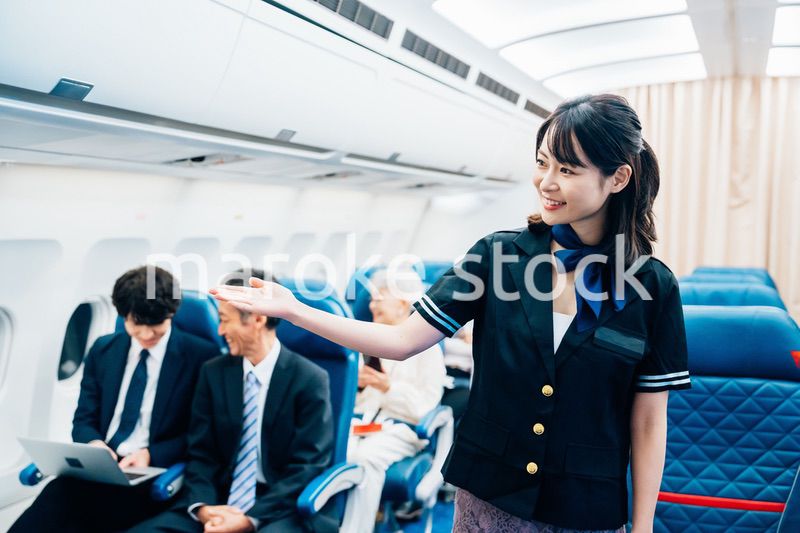 機内で働くキャビンアテンダント