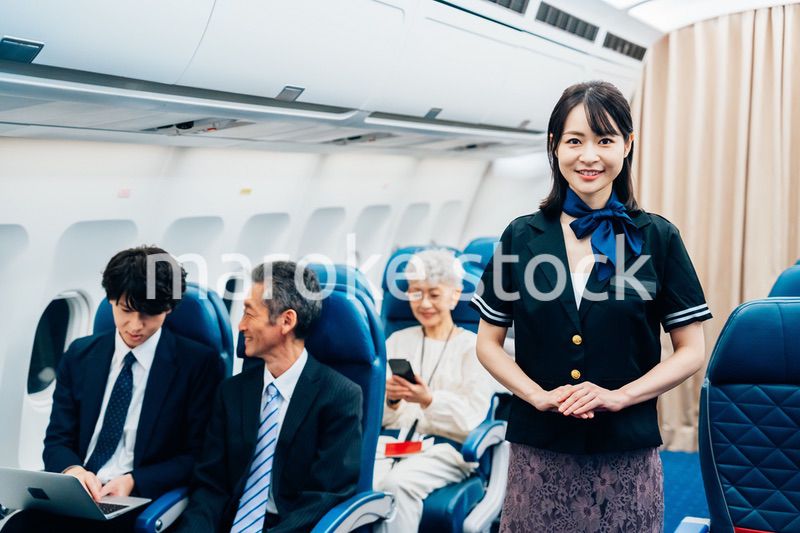 機内で働くキャビンアテンダント