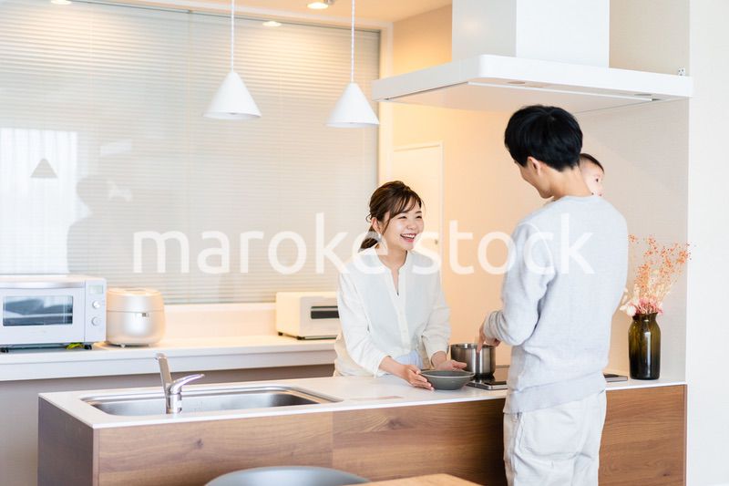 子育てと家事を分担する若いファミリー