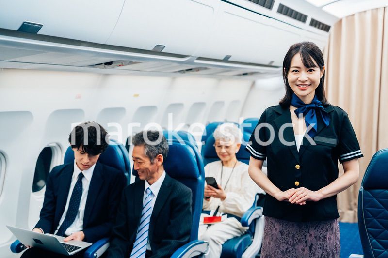 機内で働くキャビンアテンダント