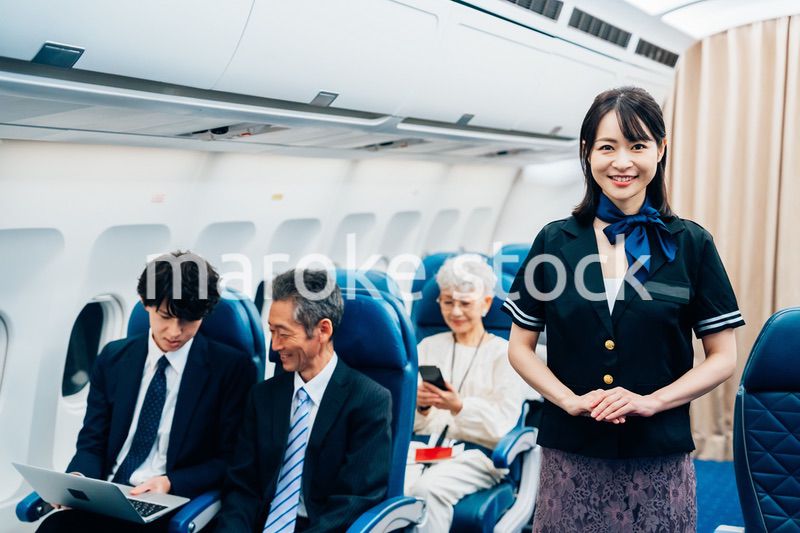 機内で働くキャビンアテンダント