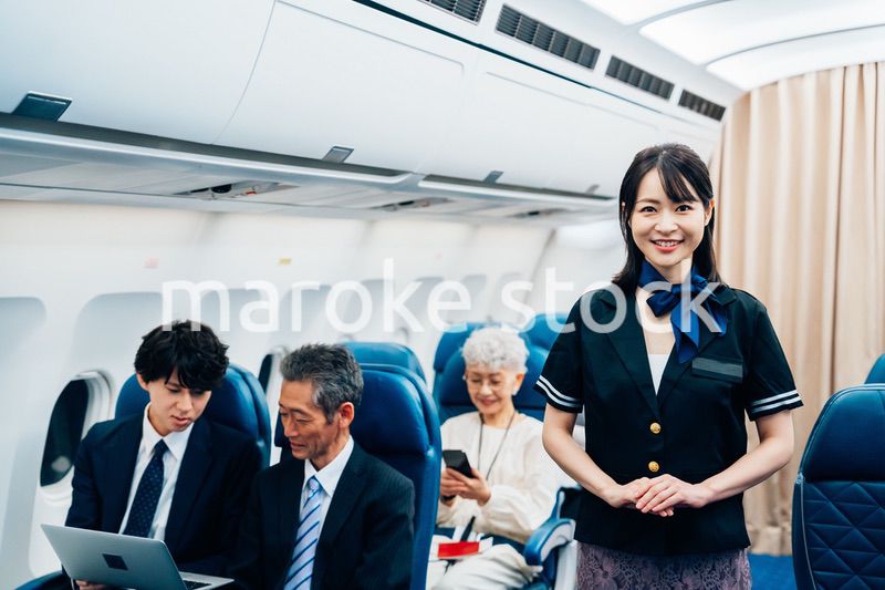 機内で働くキャビンアテンダント