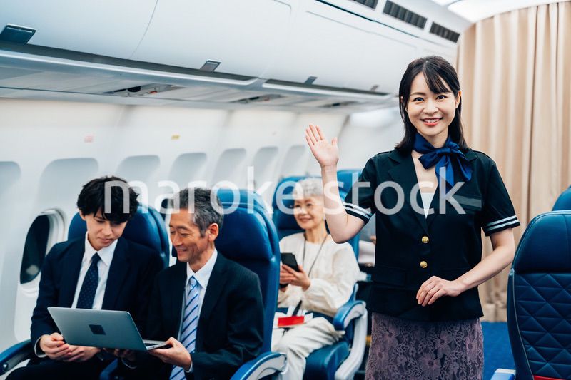 機内で働くキャビンアテンダント