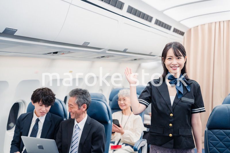 飛行機の機内で過ごす乗客