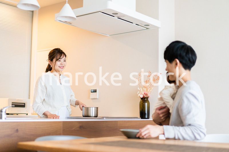 子育てと家事を分担する若いファミリー