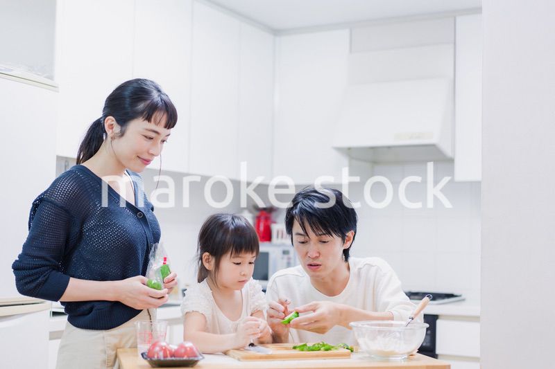 子供と一緒にクッキングをする家族
