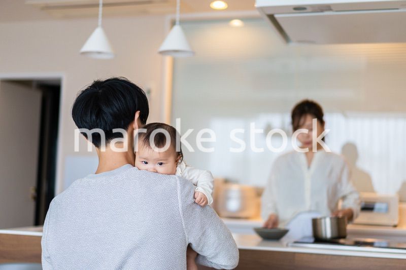 子育てと家事を分担する若いファミリー