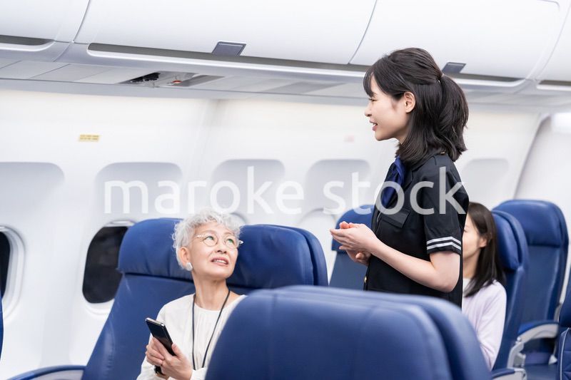 笑顔でお客様の対応をするキャビンアテンダント