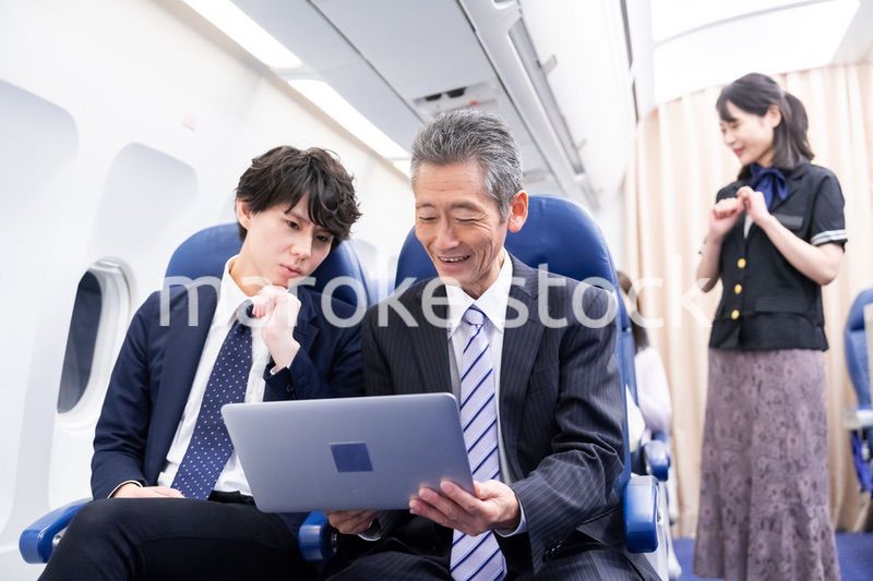 笑顔でお客様の対応をするキャビンアテンダント