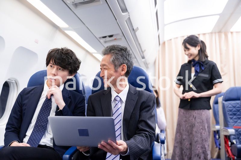 笑顔でお客様の対応をするキャビンアテンダント