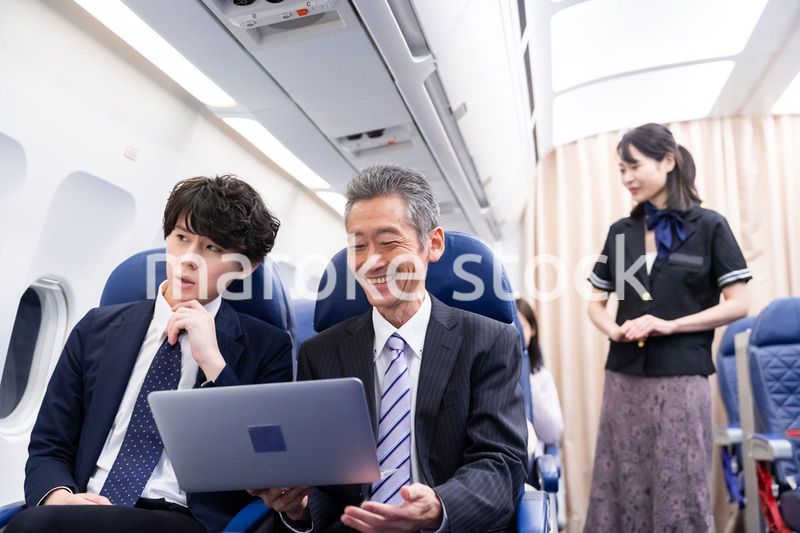 笑顔でお客様の対応をするキャビンアテンダント