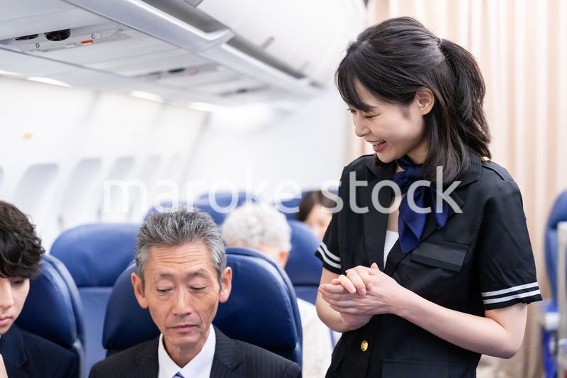 笑顔でお客様の対応をするキャビンアテンダント