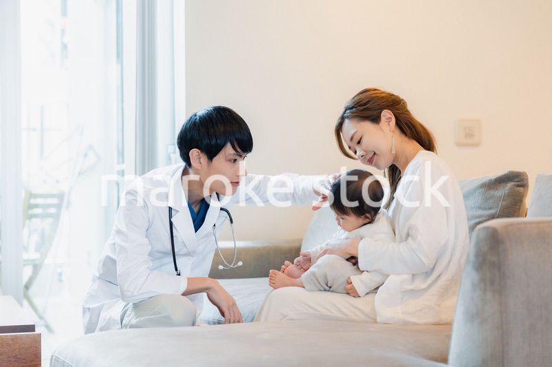 家を訪問したドクターに診てもらう赤ちゃん
