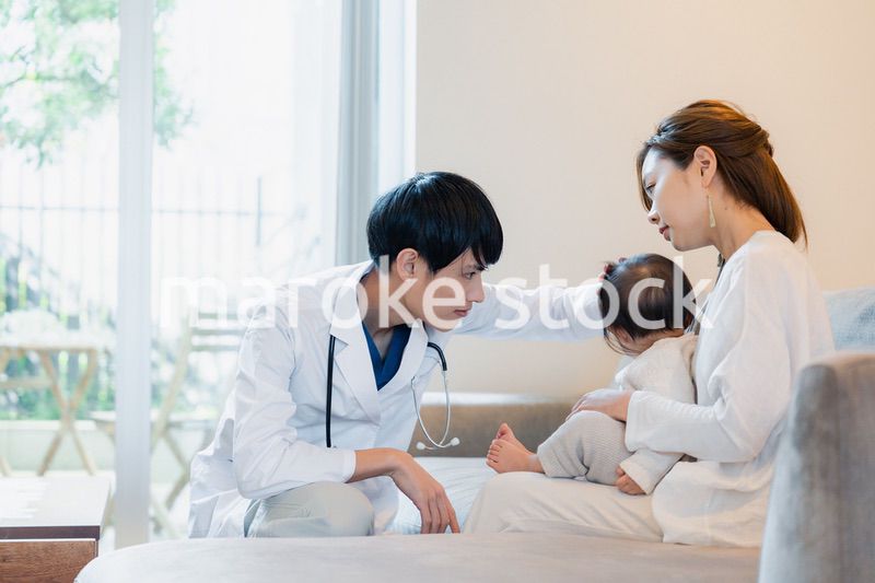 家を訪問したドクターに診てもらう赤ちゃん