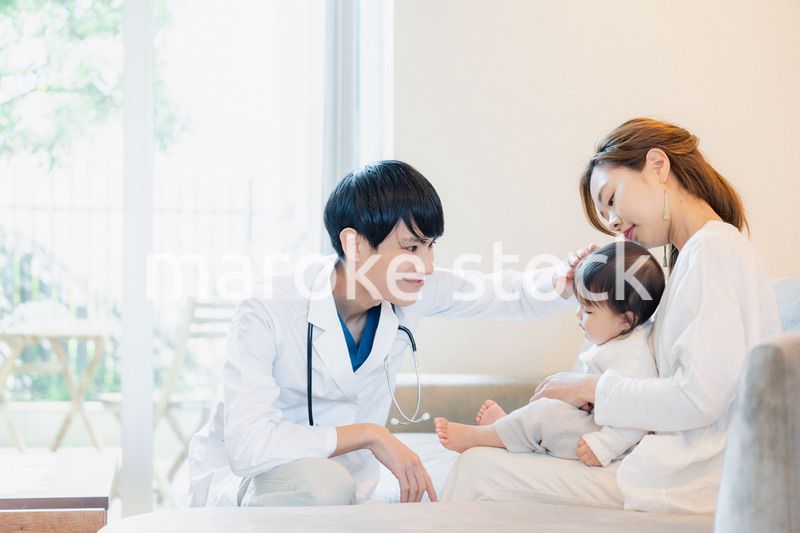 家を訪問したドクターに診てもらう赤ちゃん