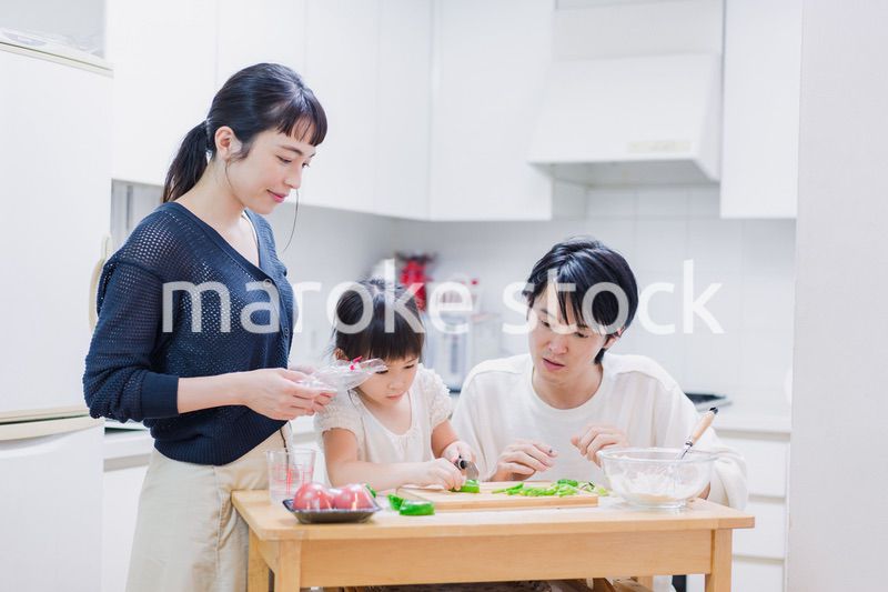子供と一緒にクッキングをする家族