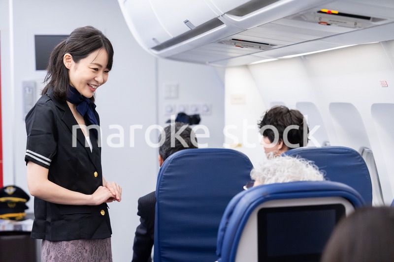 笑顔でお客様の対応をするキャビンアテンダント