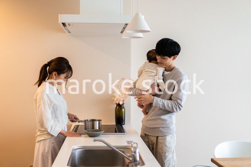 子育てと家事を分担する若いファミリー