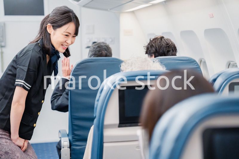 飛行機の機内で過ごす乗客